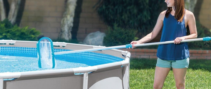 Les épuisettes pour attraper les crasses dans le fond ou en surface - test du meilleur matériel pour l'entretien de sa piscine